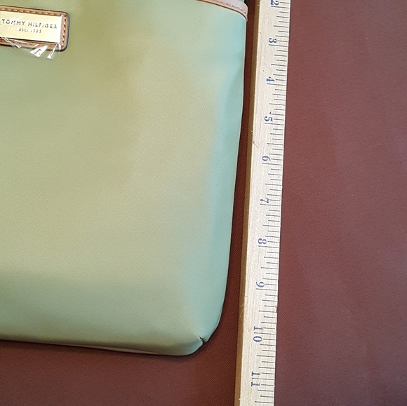 🔴SOLD🔴Tommy Hilfiger Nylon Green Purse - Picture 9 of 10